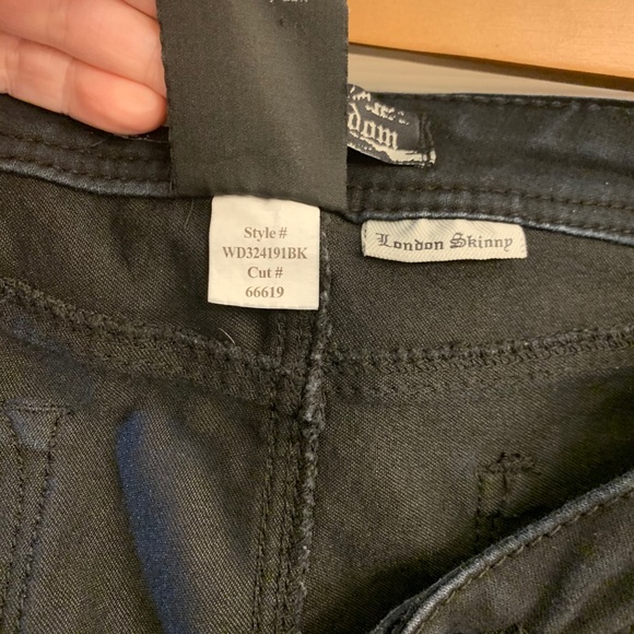 TORRID Source of Wisdom London Skinny - Picture 2 of 7